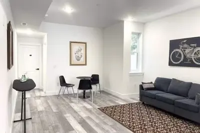 Image de Cozy 2-Bedroom Apartment - Sleeps 4 Prime Location