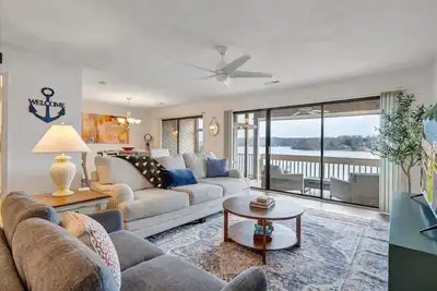 Image de Private lakefront condo with beautiful lake views!