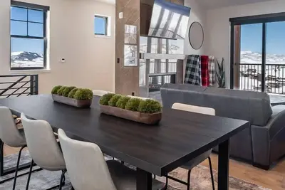 Image de Penthouse in Pines | Spacious • Fly Fish • Hot Tub