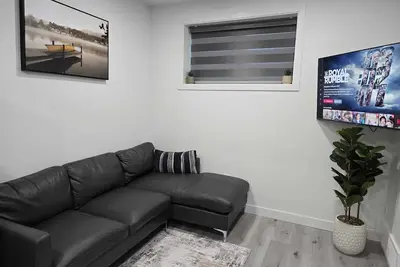 Image de Cozy 2-Bed Guest Suite in Southwest Edmonton |Wi-Fi | Netflix