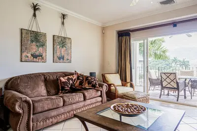 Image de Spacious apartment with balcony views, pool access, kitchen & golf course nearby