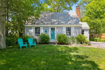 Image de Peaceful Great Pond getaway with private yard, patio, Ac & family-friendly games