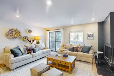 Image de Charming Condo with Fireplace, Hot Tub & Easy Ski Access in Fraser, Co