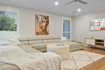 Image de Thane Retreat - Cosy Ambience, Modern Entertaining