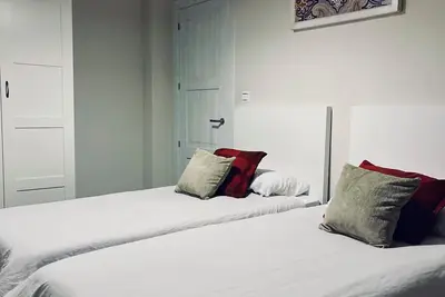 Image de Alhamar Home spacious app. with elevator/heater