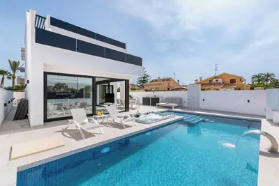 Image de Ultimate Enjoyment: Luxury 8-person Villa with Jacuzzi, Pool & Beach within Walking Distance!