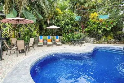 Image de Entire 12 Bedroom Room Property is Yours! <br>Perfect for large groups, family reunions, weddings. <br>Private pool<br>Walking distance to coffee shop<br>15 minute walk to beach<br>10 minute drive or bus ride to Manuel Antonio National Park