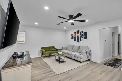 Image de Nr Dt + Heights | Games | WiFi | Pets | Deck Yard