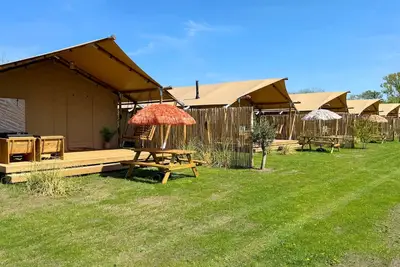 Image de Luxury Safari tent for 6 persons with box bed