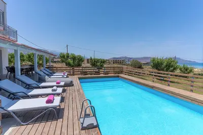 Image de Spacious beachfront villa - Boutique Suites Alkioni - 7 bedrooms - 14+ persons