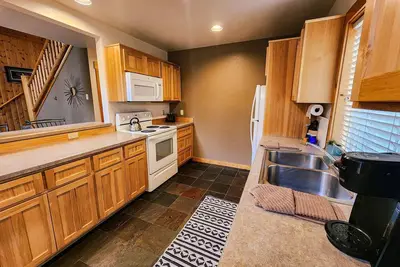 2 Br Chalet With Hot Tub | Pet-Friendly. Pool