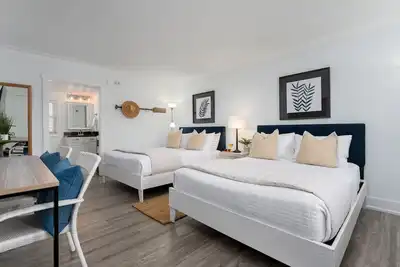 Image de Luxurious -Wrightsville Beach - Pool, quiet end-unit, nearby dining and marinas!