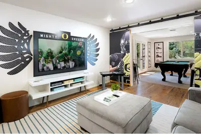 Image de Premier Location: Group-Friendly, Walk to Autzen!