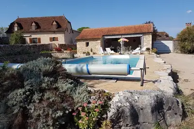 Image de Gîte de charme avec piscine  située dans le  Parc naturel des Causses du Quercy.