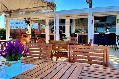 Newly renovated cozy 1-bedroom beachfront condo in Freeport