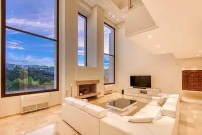 Image de Luxury house with beautiful pool and large garden