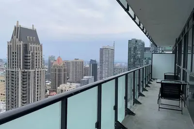 Image de Gorgeous 2 Br, 2Bath in heart of Mississauga ( square one area