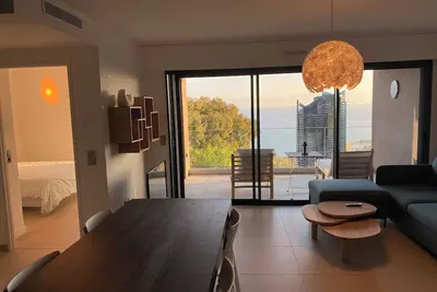 Image de high-end sea view suite overlooking Monaco