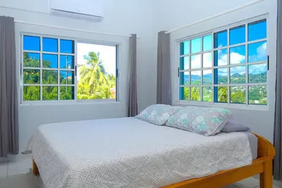 Image de Spacious Apartment. Mountain & Sea Views.