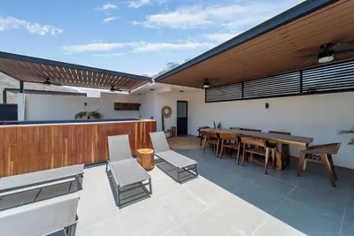 Image de Charming condo with private plunge pool walking distance to beach & amenities