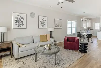 Image de Landing at The Cottages at Oak Grove Dairy - 2. . .