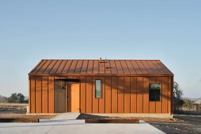 Image de Luxury 1 Br cabin in the center of the Texas Wine Country with private porch, hot tub, gas grill and fire pit.