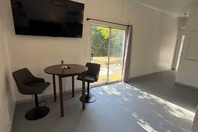 Image de Charming 1-bedroom cottage with Ac and WiFi on a creek with private deck & dock.