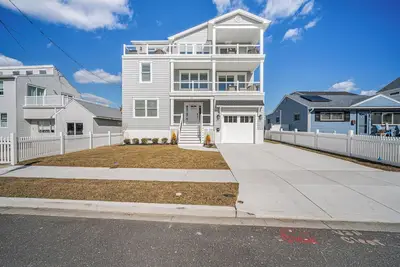 Image de Sleeps 12- 2 min walk to beach: Newly constructed 5-Br house in N Brigantine.