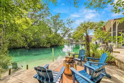 Image de Stay directly on crystal clear waters of Weeki Wachee River with your own beach!