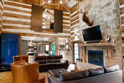 Image de Gorgeous 1856 Log Cabin, Completely Renovated