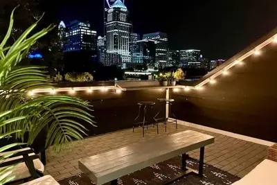 Image de 3 Br Luxury Rooftop Townhouse Stay - BofA Stadium!