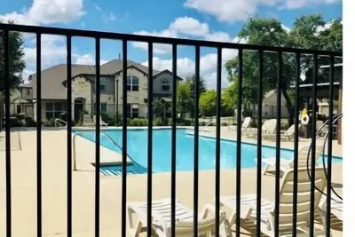 Image de Trails Pool Office, Walk to Sushi &Thai, Parmer Ln