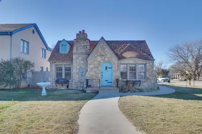 Image de Hot Tub, Fire Pit & Grill: Stone Cottage in Lawton