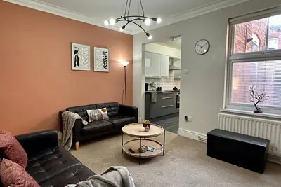 Image de Spacious 4-bedroom Home near city centre, Stadiums, University, Wifi + Netflix
