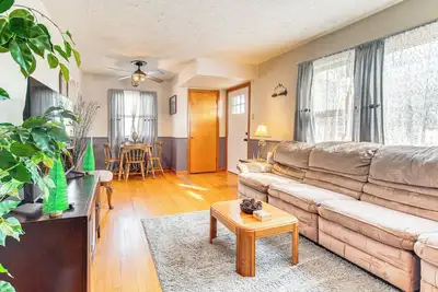 Image de < 1 Mi to Route 66: Home w/ Large Yard!