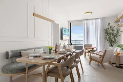 Image de 3615 - Luxury Corner Unit w Panoramic Views – Exclusive 3-Bedroom w Pool & Gym