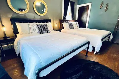 Image de Downtown Home / 10 Beds / Free Parking