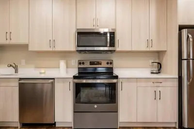 Image de Stylish & Cozy Suit near Spruce Meadows-3 beds- sleeps 6 -Backyard-Ev