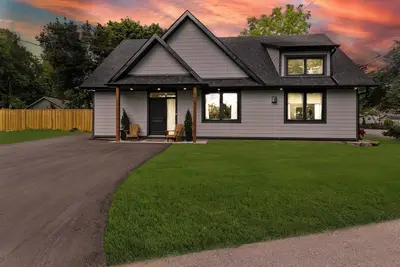 Image de The Nest Lakehouse w/ Hot Tub, Steps to Innisfil Beach Park