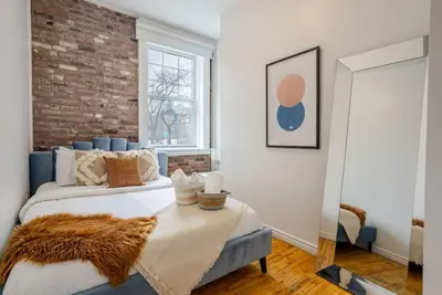 Chic 4br Haven | Sunlit in Downtown Mtl