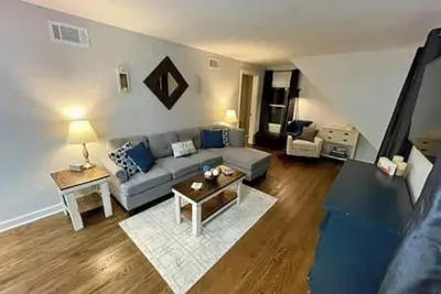 Image de 2br Upper Unit with Modern Amenities - Welcome Home in West Allis