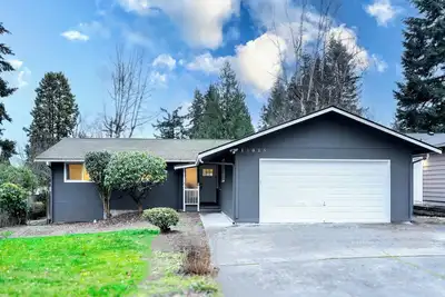 Image de Serene Sunlit Retreat Prime Kirkland Totem Lake Remodeled + Ev charging Outlet