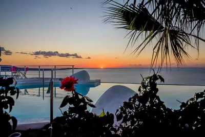 Image de Maison de campagne 'Kaladi Rock' avec vue sur la mer, piscine partagée et Wi-Fi