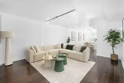 Image de Modern Home in Notre-Dame-de-Grâce. 5min Walk from Royal Victoria Hospital