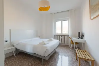 Image de Comfortable 100sqm flat located on the fourth floor (with lift), equipped with kitchen, living area, two bathrooms and two bedrooms that can accommodate up to 4 people. A short walk from Lambrate and Udine stations, it is conveniently located to reach th