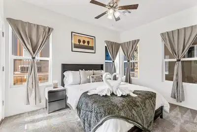 Image de Central Flagstaff Retreat | Balcony & Pines