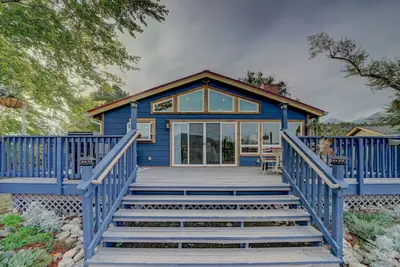 Image de River Place Retreat Unit 3, a cozy studio condo featuring stunning river views