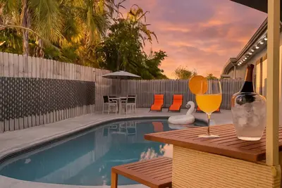 Image de Poolside Tropical Fun with Tiki Bar & Games