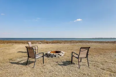 Image de 11 Mi to Chincoteague: Atlantic Home w/ Decks!