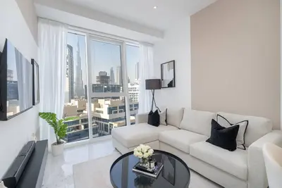 Image de Appartement de luxe avec une chambre et une superbe piscine